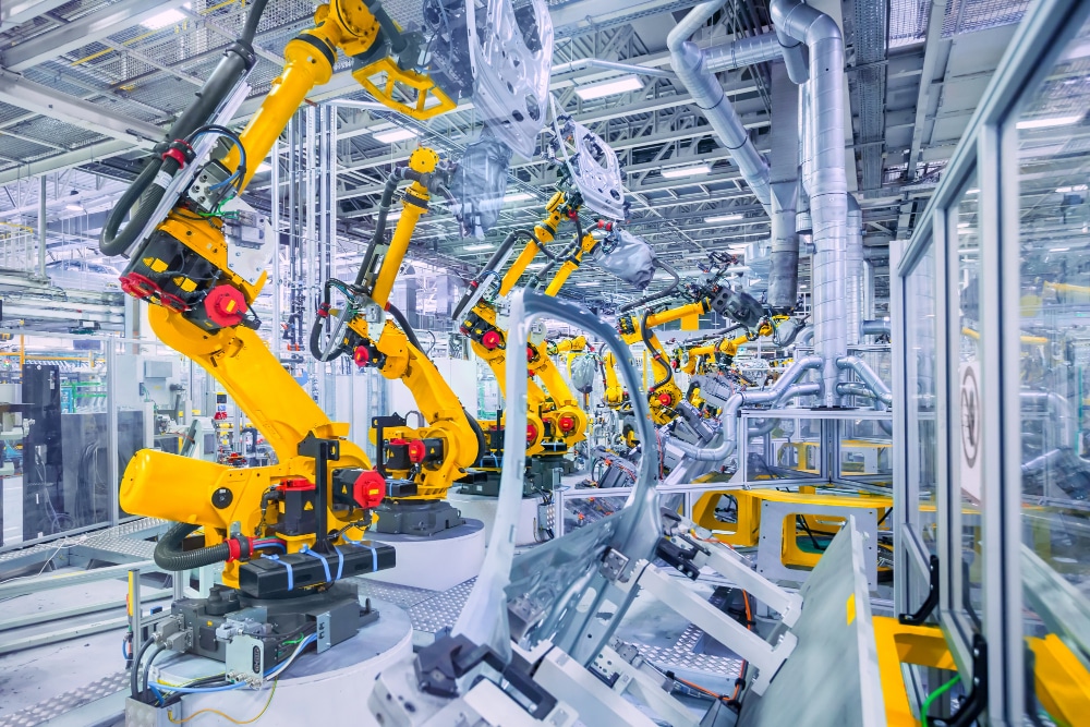 Eine Fertigungsstraße in der Automobilproduktion mit Roboterarmen