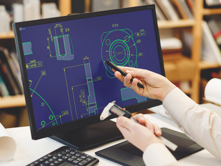 Hände zeigen auf einen Computerbildschirm